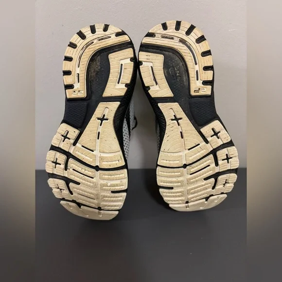 Brooks Womens Adrenaline GTS 22 Gray and Black Running Shoes, Size:8 - Picture 5 of 14